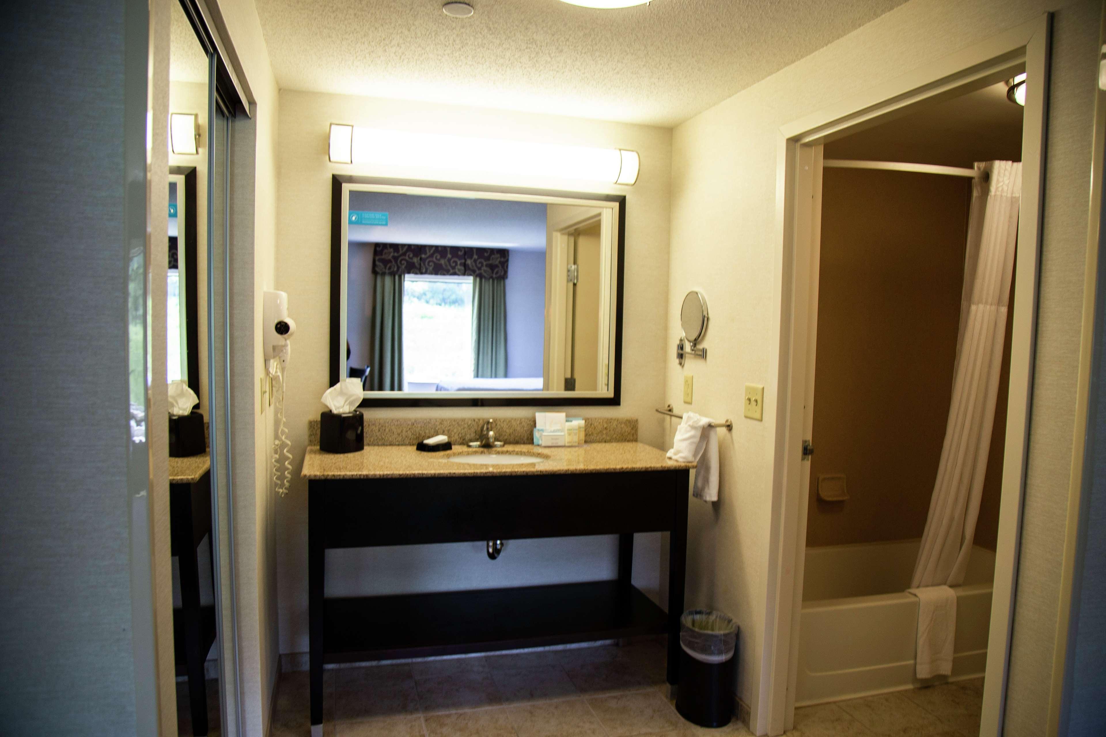 Hampton Inn & Suites Sharon West Middlesex Екстер'єр фото